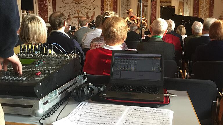 Das Foto, aufgenommen aus der Perspektive des Tonmeisters, täuscht: Samira Spiegel, Interpretin des Werks 'Spukhafte Fernwirkung' von Henrik Ajax, tritt durchaus nicht in den Hintergrund.