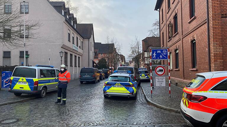 Dieser Feuerwehrposten ließ niemanden in die Hauptstraße.
