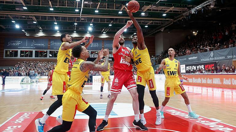 Im Hinspiel erkämpften sich Owen Klassen und die Würzburg Baskets gegen Oldenburg einen 83:78-Erfolg.