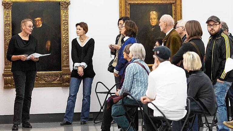 Dialog Erinnerungskultur: Raubkunst im Kulturspeicher auf der Spur - (Rö/cj) „Raubkunst im Museum im Kulturspeicher?“ – Zu diesem als Frage formulierten Thema führte die Historikerin Beatrix Piezonka (links) am Samstag bei der „Bürgerwerkstatt Dialog Erinnerungskultur“ durch die 1941 gegründete Städtische Sammlung. Dialog Erinnerungskultur: Raubkunst im Kulturspeicher auf der Spur - (Rö/cj) „Raubkunst im Museum im Kulturspeicher?“ – Zu diesem als Frage formulierten Thema führte die Historikerin Beatrix Piezonka (links) am Samstag bei der „Bürgerwerkstatt Dialog Erinnerungskultur“ durch die 1941 gegründete Städtische Sammlung.