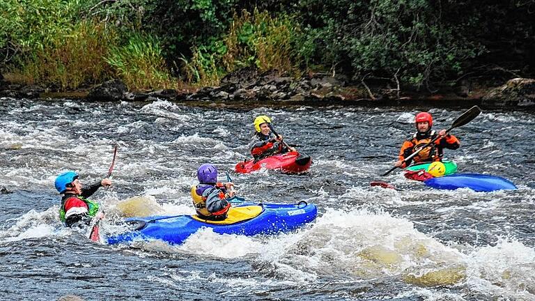 Eine Herausforderung war für die sehbehinderten Schüler die Kanu-Fahrt auf dem River Tay. Trotz einiger Schwierigkeiten schafften alle die Wildwasser-Passagen am Ende der Strecke.