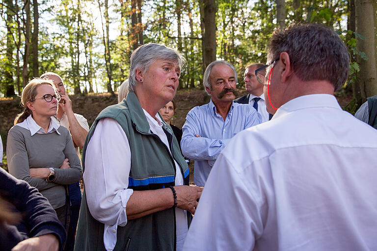 Waldbegehung der CSU Unterfranken im Gramschatzer Wald am 12.09.2019. Elfie Raunecker (Forstdirektorin AELF WÜ) rechts. Gerhard Eck (CSU Bezirksvorsitzender Unterfranken)