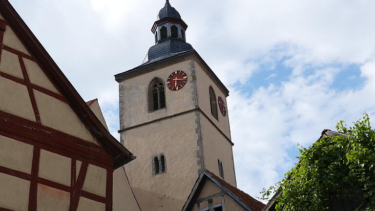 Der Kirchturm von Oberstreu ist durch Dohlen verschmutzt. Das Vogelschutzgitter muss erneuert und die Glockenanlage saniert werden. Die Gemeinde Oberstreu beteiligt sich daran mit 10 000 Euro.