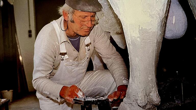 Reinhard Dachlauer bei der Arbeit: Bronze war sein bevorzugter Werkstoff, gegossen meist nach Gipsfiguren wie dieser hier.