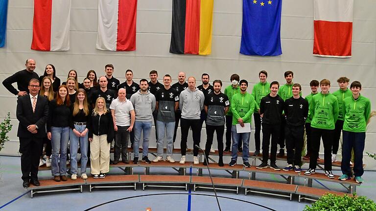 Erfolgreiche Sportler und Sportlerinnen wurden von Bürgermeister Klaus Schmidt beim Neujahrsempfang ausgezeichnet, darunter auch die DJK Waldbüttelbrunn mit ihren erfolgreichen Volleyballerinnen und den Handballern, bei denen die Männermannschaft in die 3. Liga aufstieg.