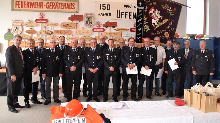 Zahlreiche Feuerwehrkameraden haben 40 Jahre aktiven Dienst geleistet. Sie erhielten das Feuerwehrehrenzeichen in Gold.