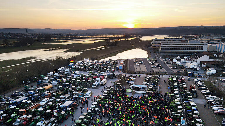 Drohnenfotos von der Bauerndemo in Bad Neustadt am 8. Januar