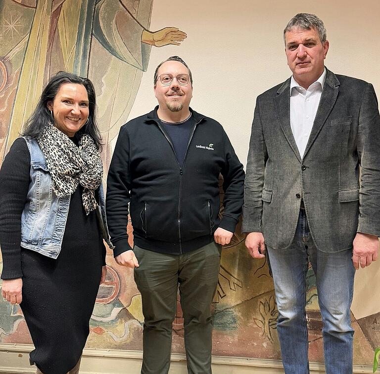 Stadtrat Jan Frantzen (FWG) (Mitte) wurde auf eigenem Antrag aus dem Ehrenamt des Stadtrats der Stadt Königsberg entlassen. Er wurde von Geschäftsleiterin Gabriele Blank (links) und 2. Bürgermeister Alexander Krauser (CSU) verabschiedet. Stadtrat Jan Frantzen (FWG) (Mitte) wurde auf eigenem Antrag aus dem Ehrenamt des Stadtrats der Stadt Königsberg entlassen. Er wurde von Geschäftsleiterin Gabriele Blank (links) und 2. Bürgermeister Alexander Krauser (CSU) verabschiedet.