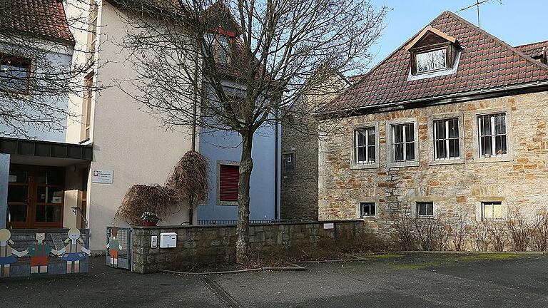 Muss erweitert werden und in der Bauphase zumindest zeitweise ausziehen: der Kindergarten in der Ortsmitte von Theilheim.