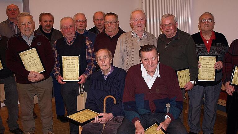 Die Männer um Andreas Mulfinger (sitzend, links) waren mit dabei, als am 9. Februar 1967 der Feuerwehrverein Nenzenheim gegründet wurde.