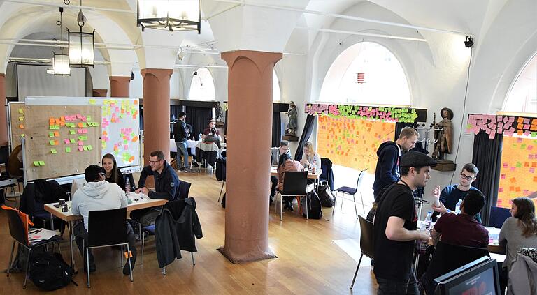 Blick am Freitagnachmittag ins alte Rathaus, wo mehrere Gruppen im Rahmen des Konzeptathon Ideen erarbeiteten.