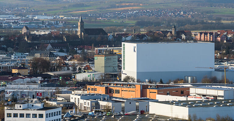 Auch aus der Ferne nicht zu übersehen: Das neue Hochregallager von Kunert Wellpappe dominiert das Bild der City von Bad Neustadt. Auch aus der Ferne nicht zu übersehen: Das neue Hochregallager von Kunert Wellpappe dominiert das Bild der City von Bad Neustadt.