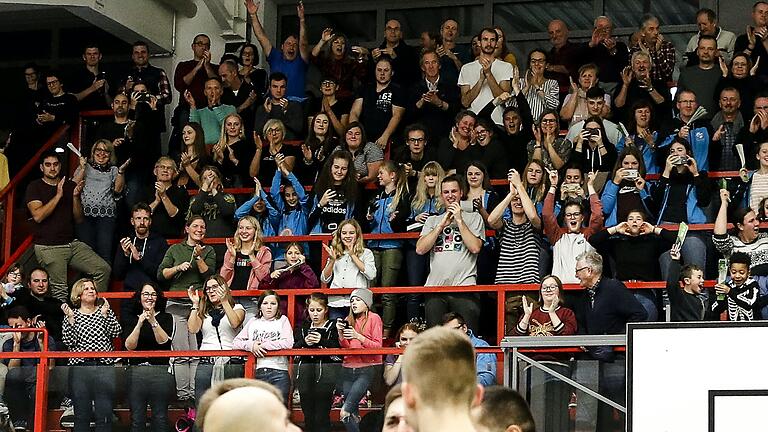 Fans, Zuschauer, Sponsoren und Mitglieder: wenn es nach den Verantwortlichen des VC Eltmann geht, sollen ihre Spenden die Strafe gegen die Volleyballer begleichen.