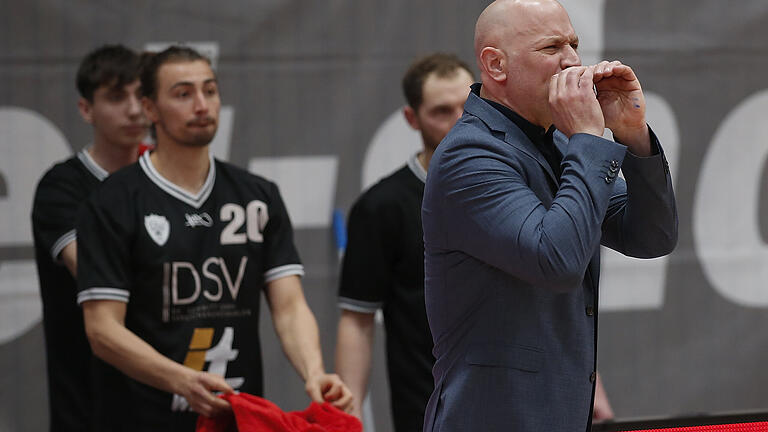 Trainer Denis Wucherer (s.Oliver WÜrzburg) feuert seine Spieler an - zum letzten Mal in dieser Saison.