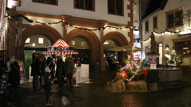 Der Lohrer Weihnachtsmarkt war 2019 so gut besucht wie schon lange nicht mehr. Das historische Karussel auf dem unteren Marktplatz war eine Attraktion für Kinder. Szenen wie diese von 2019 wird es in diesem Jahr wieder nicht geben.&nbsp;