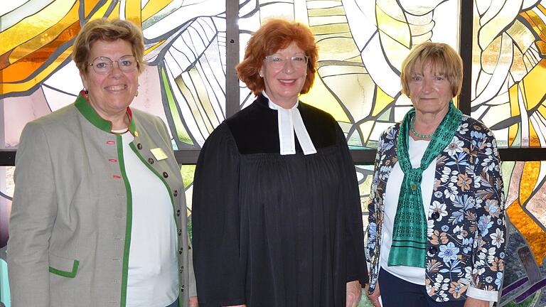 Yvonne Leidenfrost (Landesvorsitzende der EKH) und Pfarrerin Susanne Rosa (Bildmitte) verabschieden Christa Weinzierl als Leiterin der Grünen Damen. Yvonne Leidenfrost (Landesvorsitzende der EKH) und Pfarrerin Susanne Rosa (Bildmitte) verabschieden Christa Weinzierl als Leiterin der Grünen Damen.