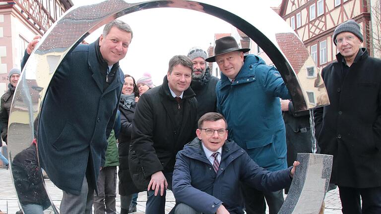 Unter anderem Bauminister Christian Bernreiter (links) und Bürgermeister Armin Warmuth (vorne) freuen sich über den neuen Brunnen.       -  Unter anderem Bauminister Christian Bernreiter (links) und Bürgermeister Armin Warmuth (vorne) freuen sich über den neuen Brunnen.