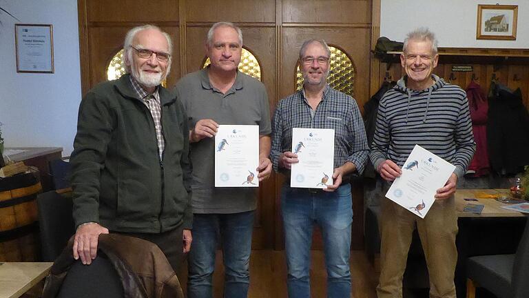 Walter Malkmus (links im Bild) ehrte langjährige LBV Mitglieder (von links): Kurt Schmitt (20 Jahre), Josef Schmitt (20 Jahre) und Karlheinz Haase (50 Jahre). Walter Malkmus (links im Bild) ehrte langjährige LBV Mitglieder (von links): Kurt Schmitt (20 Jahre), Josef Schmitt (20 Jahre) und Karlheinz Haase (50 Jahre).