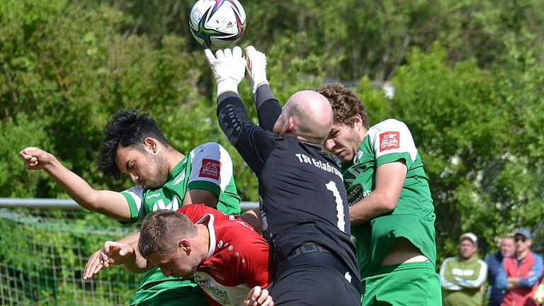 Erlabrunns Torhüter Maximilian Bienias (Mitte) setzt sich durch und greift nach dem Ball. Erlabrunns Torhüter Maximilian Bienias (Mitte) setzt sich durch und greift nach dem Ball. 