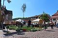 Strahlend blauer Himmel über dem Marktplatz als perfekte Kulisse für den Krammarkt.