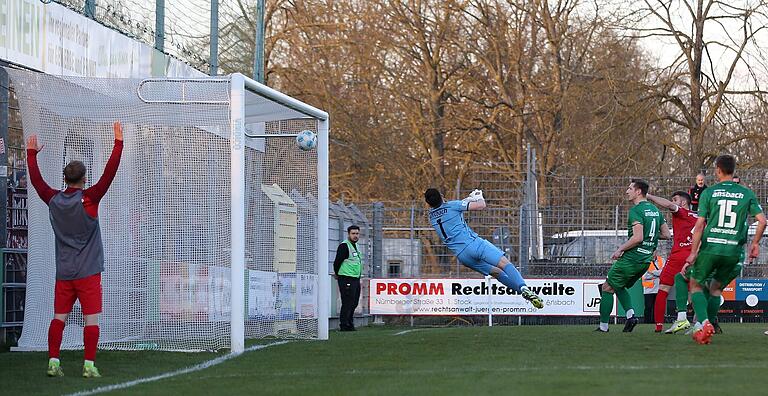 Alexander Winkler (hinten in Rot) trifft für die Würzburger Kickers zum 2:0 in Ansbach. Am Ende siegten die Rothosen mit 2:1. Alexander Winkler (hinten in Rot) trifft für die Würzburger Kickers zum 2:0 in Ansbach. Am Ende siegten die Rothosen mit 2:1.