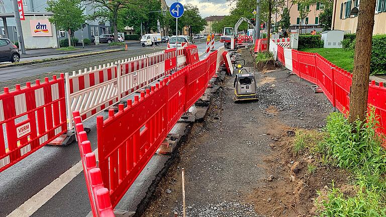 Zur Verbesserung der Radachse 3 in der Weißenburgstraße wurden drei Varianten vorgestellt. In Variante 1 würden – nach dem Vorbild der Frankfurter Straße (im Bild) – die Pkw-Stellplätze komplett erhalten bleiben, aber ein Stück weit auf den Gehweg versetzt werden.