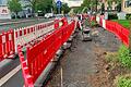 Zur Verbesserung der Radachse 3 in der Weißenburgstraße wurden drei Varianten vorgestellt. In Variante 1 würden – nach dem Vorbild der Frankfurter Straße (im Bild) – die Pkw-Stellplätze komplett erhalten bleiben, aber ein Stück weit auf den Gehweg versetzt werden.