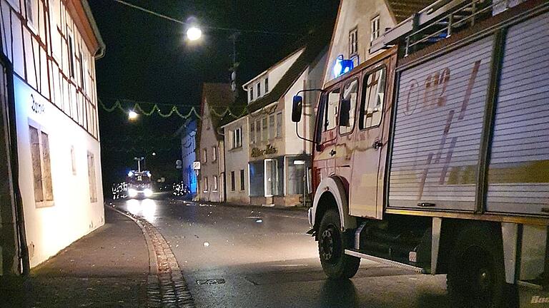 Die Feuerwehr von Ostheim leuchtete in der Nacht zum Samstag den betroffenen Straßenbereich aus.