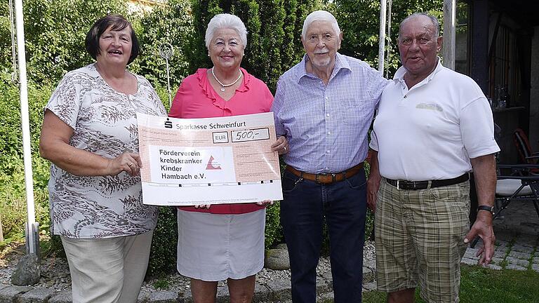 Im Bild bei der Scheckübergabe (von links): Annemarie Lutz als Vereinsbeisitzerin, Heidi und Hans Jürgen Heimrich sowie Vorsitzender Reinhard Lutz. Im Bild bei der Scheckübergabe (von links): Annemarie Lutz als Vereinsbeisitzerin, Heidi und Hans Jürgen Heimrich sowie Vorsitzender Reinhard Lutz.