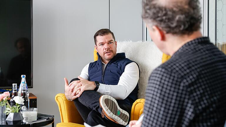Fing fast mit Null an, jetzt geht es um viele Millionen: Scoutbee-Gründer Gregor Stühler, hier im Gespräch mit unserem Redakteur Jürgen Haug-Peichl in den Räumen des Würzburger Start-ups.