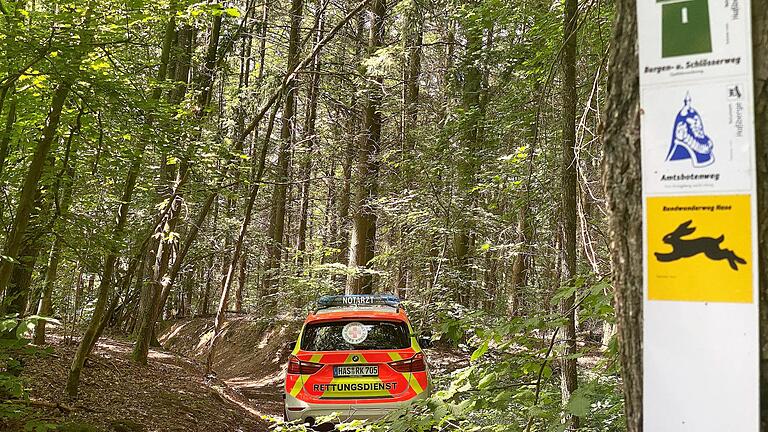 Auf dem schmalen Waldweg war für die Rettungsfahrzeuge kein Durchkommen. Die Einsatzkräfte mussten ihre Autos stehen lassen und zu Fuß weitergehen. Auf dem schmalen Waldweg war für die Rettungsfahrzeuge kein Durchkommen. Die Einsatzkräfte mussten ihre Autos stehen lassen und zu Fuß weitergehen.