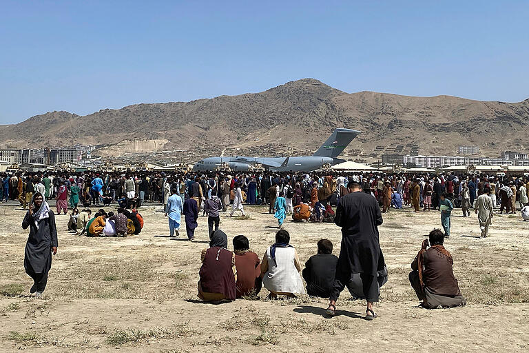 Viele Afghaninnen und Afghanen versuchten im August 2021 am Flughafen in Kabul eine Maschine zu erwischen, um das Land verlassen zu können. Viele Afghaninnen und Afghanen versuchten im August 2021 am Flughafen in Kabul eine Maschine zu erwischen, um das Land verlassen zu können.