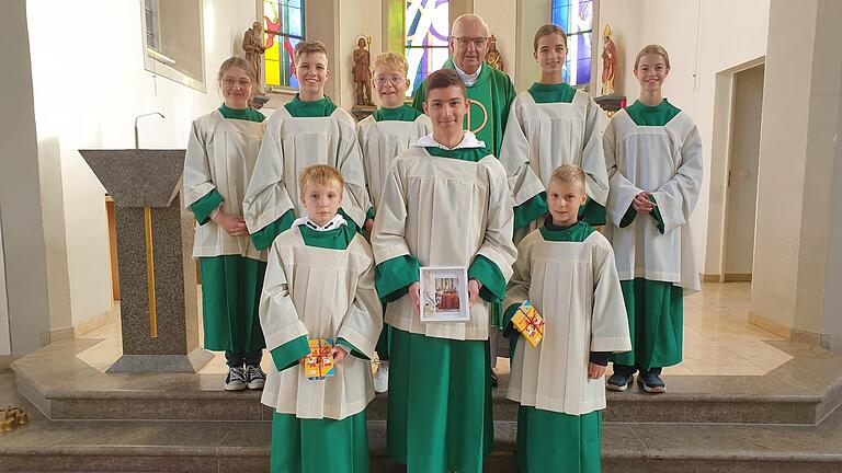 Auf dem Foto Ministranten der Gemeinde Bastheim mit Pfarrvikar Piotr Bruski.