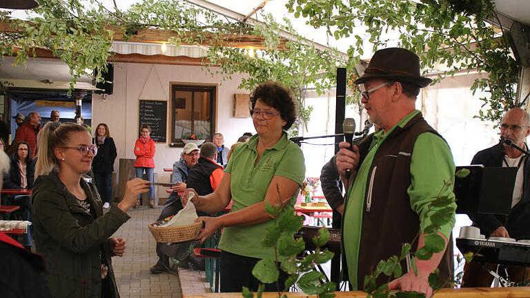 Glückfee Kristin zieht die Karten für die Preise. Rechts Conny und Robert Koch.       -  Glückfee Kristin zieht die Karten für die Preise. Rechts Conny und Robert Koch.