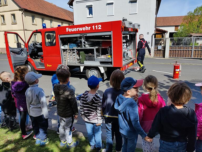 Die Kinder mit Lucas Schwab. Die Kinder mit Lucas Schwab.