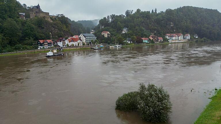 Hochwasser in Sachsen - Die Pegelstände an der Elbe in Sachsen steigen. Hochwasser in Sachsen - Die Pegelstände an der Elbe in Sachsen steigen.