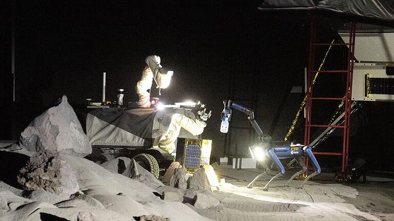 Mond-Trainingsanlage in Köln eröffnet - Eine Art Mini-Raumschiff, ein „Mond-Rover” auf Rädern, während einer Trainingseinheit in der neuen Luna-Halle im Rahmen der Eröffnungsfeierlichkeiten im Europäischen Astronautenzentrum (Eac) der Esa. Mond-Trainingsanlage in Köln eröffnet - Eine Art Mini-Raumschiff, ein „Mond-Rover” auf Rädern, während einer Trainingseinheit in der neuen Luna-Halle im Rahmen der Eröffnungsfeierlichkeiten im Europäischen Astronautenzentrum (Eac) der Esa.