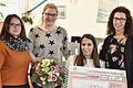 Svenja Eller, Sabrina Lohr und Michaela Bornkessel (von links) überreichten ihrer Freundin Anna H. an ihrem 33. Geburtstag den Erlös der Spendenaktion in Unfinden.