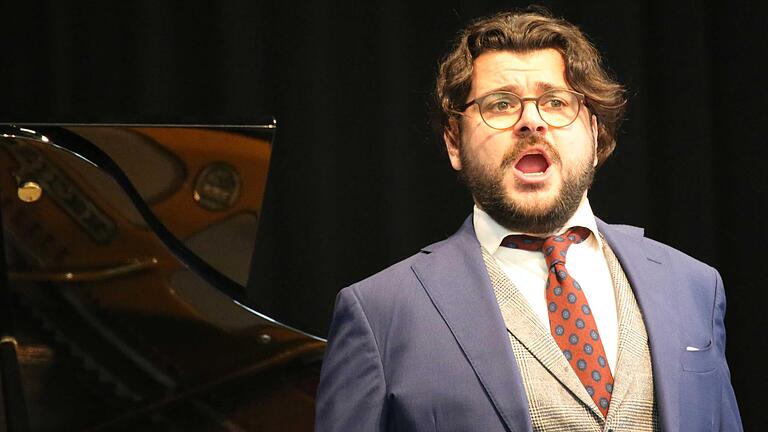 Sparsame Gesten, tiefe Empfindungen:  Bariton Kartal Karagedik brachte Schumanns Liederkreis opus 24 mit dem exzellenten Pianisten Enrico Calesso mit starker Ausstrahlung zu Gehör.