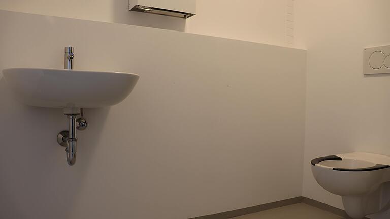 Die Toilette war so marode, dass sie von der Stadt neu gebaut wurde. Sie befindet sich jetzt - auch aus Sicherheitsgründen - im vorderen Teil der Halle. Die Toilette war so marode, dass sie von der Stadt neu gebaut wurde. Sie befindet sich jetzt - auch aus Sicherheitsgründen - im vorderen Teil der Halle.