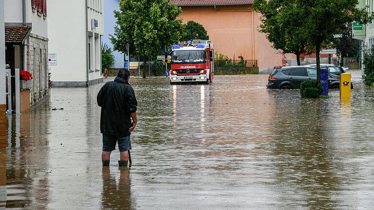 In Reichenberg wurde aufgrund der starken Regenfälle das Dorfzentrum überflutet. Das Wasser kam großenteils aus dem Guttenberger Forst über die Straße ins Dorf.