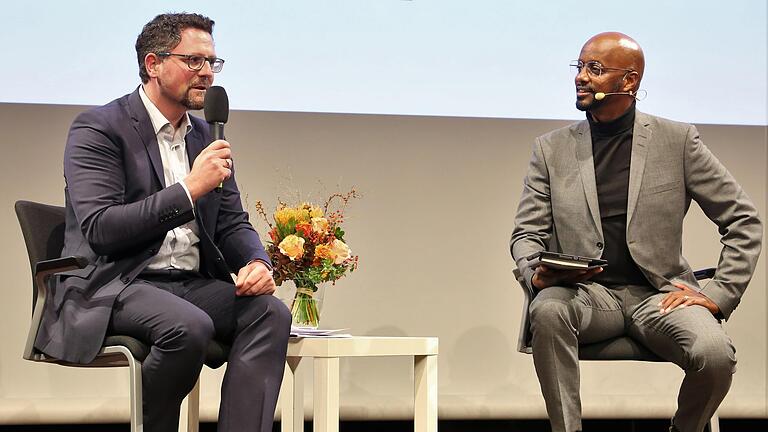 Moderator Yared Dibaba (rechts) befragte den BBV-Vorsitzenden und Jurymitglied Gerhard Hopp nach den Gründen für die Auszeichnung von Veitshöchheim und Gröbenzell. Moderator Yared Dibaba (rechts) befragte den BBV-Vorsitzenden und Jurymitglied Gerhard Hopp nach den Gründen für die Auszeichnung von Veitshöchheim und Gröbenzell.