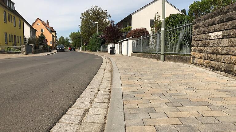 Die Straße 'Am Schießwasen' samt den Ver- und Entsorgungsleitungen wurde aufwändig saniert. Rund 1,8 Millionen Euro hat dies gekostet. Die Straße 'Am Schießwasen' samt den Ver- und Entsorgungsleitungen wurde aufwändig saniert. Rund 1,8 Millionen Euro hat dies gekostet.