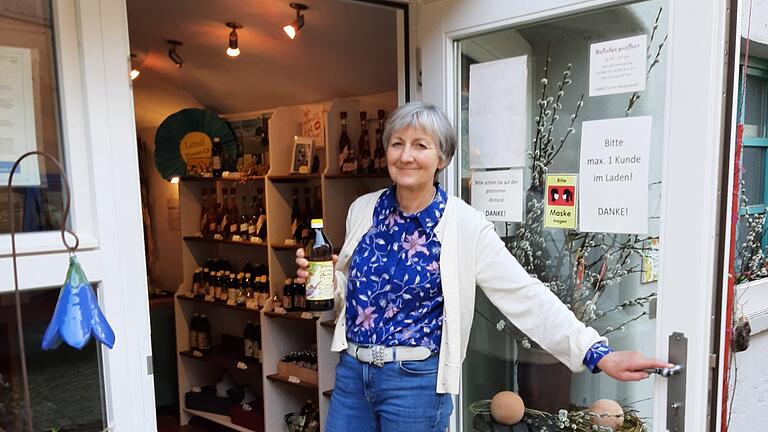 Im Hofladen auf dem Thomashof in Gnötzheim verkauft Eva Gebhardt verschiedene Essig- und Ölsorten. Im Hofladen auf dem Thomashof in Gnötzheim verkauft Eva Gebhardt verschiedene Essig- und Ölsorten.