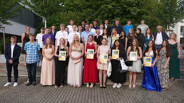Die Klassen 9a und 9b der Udo-Lindenberg-Mittelschule wurden von Rektor Achim Libischer (mittlere Reihe, Zweiter von rechts), Konrektorin Melanie Dotzel (mittlere Reihe ganz links) und den Klassenlehrern, Markus Hartmann und Christine Meyer (mittlere Reihe Mitte) verabschiedet. Die Klassen 9a und 9b der Udo-Lindenberg-Mittelschule wurden von Rektor Achim Libischer (mittlere Reihe, Zweiter von rechts), Konrektorin Melanie Dotzel (mittlere Reihe ganz links) und den Klassenlehrern, Markus Hartmann und Christine Meyer (mittlere Reihe Mitte) verabschiedet.