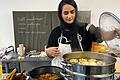 Parisa Amini aus Afghanistan hatte bei 'Kuklturgut Kochen' Reis mit Lammfleisch, Karotten und Rosinen auf ihrem Speisezettel stehen.