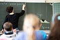 An Grundschulen in Bayern wird seit diesem Schuljahr in jeder Klassenstufe eine Stunde mehr Deutsch unterrichtet. Dafür werden die musisch-kreativen Fächer gekürzt. (Symbolbild)