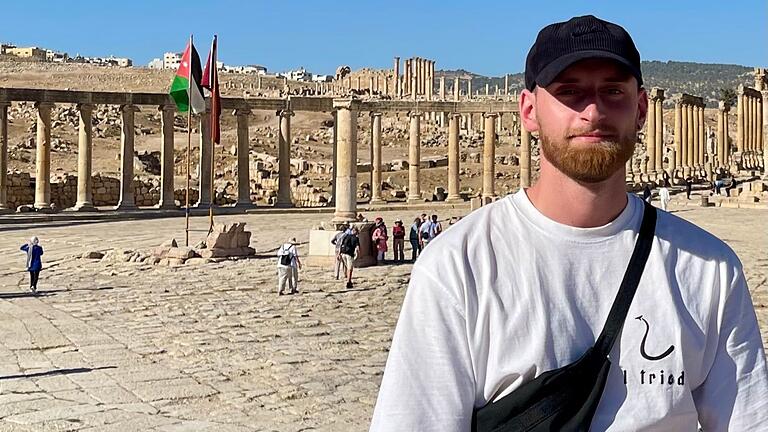 Maximilian Hieber studiert Master International Social Work with Refugees and Migrants. Von September 2024 bis Februar 2025 war er für einen Auslandsaufenthalt in Amman in Jordanien, an der GJU- German Jordanian University.