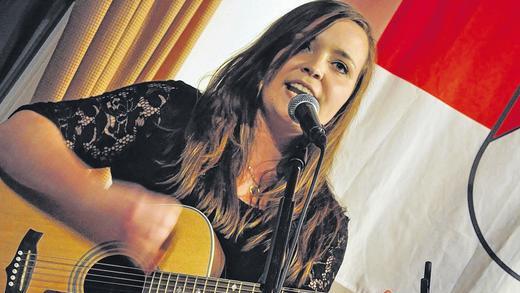 Mal zart, mal rockig: Mit ihrer Stimme überzeugte Vanessa Weißenseel.FOTO: Simon Albrecht