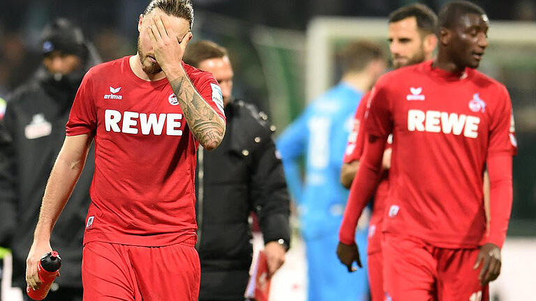 Werder Bremen - 1. FC Köln       -  Kölns Marco Höger (l) und Sehrou Guirassy gehen nach Spielende über den Platz. Foto: Carmen Jaspersen